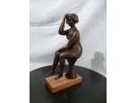 Balás Eszter ülő női akt szobra