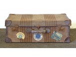 Régi utazó bőrönd koffer sok címkével