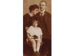 Szépen keretezett régi családi fotográfia 23 x 15 cm