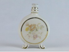 Virágdíszes kisméretű porcelán kulacs