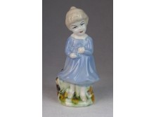 Jelzett kék ruhás kislány porcelán figura