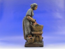 Jelzett amerikai terrakotta figura mosó nő