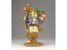 Hummel jellegű fém ülő kerámia fiú figura