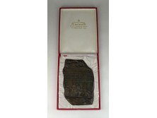L Calidius sírkövének másolata bronz tábla