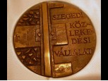 Nagyméretű jelzett szegedi bronzplakett