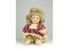 Öltöztetett porcelán baba 22 cm
