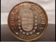 Ezüstözött emlékplakett Szolnoki Főiskola