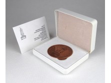 A Dugonics Társaság centenáriumi bronz plakettje díszdobozban