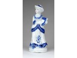 Kalapos nő lanttal porcelán figura 14 cm