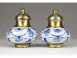 Holland stílusú fém betétes porcelán sószóró pár