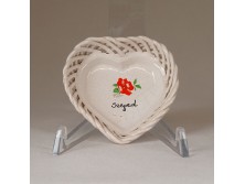 Szív alakú SZEGED feliratos virágmintás fonott porcelán tálka
