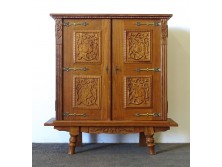 Faragott díszes réz veretes alacsony szekrény 131 x 121 cm