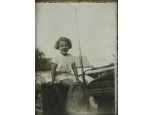 Régi keretezett gyerek fotográfia lovas szekéren ülő kislány 13.5 x 10.5 cm