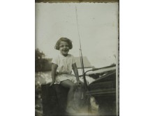 Régi keretezett gyerek fotográfia lovas szekéren ülő kislány 13.5 x 10.5 cm