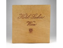 Hibátlan fadoboz Hotel Sacher Wien 6.5 x 21.5 x 21.5 cm