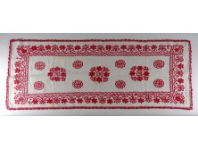 Régi hímzett népi piros vászon terítő 50 x 120 cm
