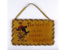 Ne kérd el az én kedves könyveimet! tábla