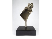 Hatalmas levelibéka bronz kisplasztika márvány talapzaton 34.5 cm