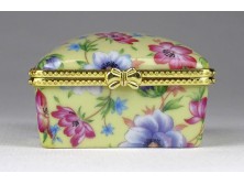 Kisméretű virágdíszes sárga porcelán ékszertartó dobozka