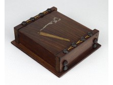 Régi kisméretű fém szegecses fa cigarettás dózni cigaretta kínáló