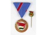 Hűség a néphez, hűség a párthoz zománcozott szocreál kitüntetés KISZ 1957
