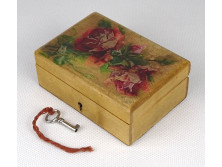 Régi kisméretű zárható festett rózsás fadoboz 3.5 x 6.5 x 9 cm