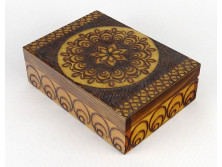 Régi égetett díszítéses fadoboz 6 x 13 x 18 cm