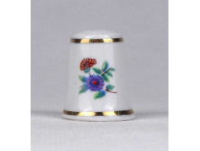 Hollóházi apró virágmintás, aranyozott porcelán gyűszű