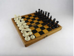 Régi sakk készlet fadobozban 31 x 31 cm