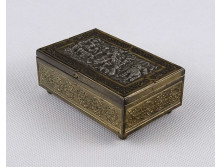 Régi fém ékszertartó dobozka barokk jelenettel 9.7 x 6 x 4 cm