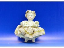 Kisméretű porcelán testű baba