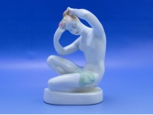 Régi Aquincum porcelán térdelő női akt