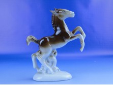 Régi talapzaton álló ágaskodó porcelán ló