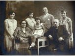 Régi jelzett családi fotográfia