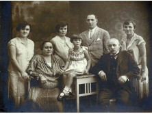 Régi jelzett családi fotográfia