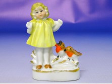 Régi kismadarakat etető kislány figura 7 cm