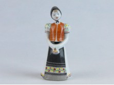 Régi hollóházi porcelán menyecske 11 cm