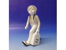 Utazó táskás fiú porcelán figura 21 cm