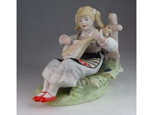 Hibátlan biszkvit porcelán gitározó lány