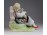 Hibátlan biszkvit porcelán gitározó lány