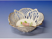 Régi kisméretű jelzett áttört porcelán kosár