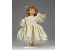 Felöltöztetett porcelán kislány baba 15 cm
